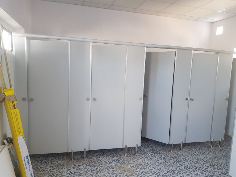 thi công vách ngăn vệ sinh compact