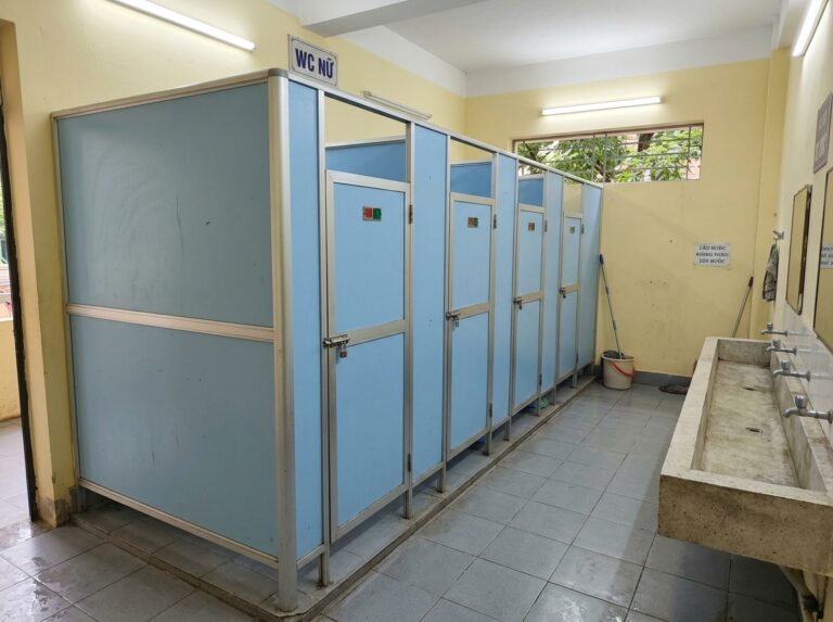 Vách ngăn vệ sinh Compact Vách Ngăn Vệ Sinh Compact Tại Quảng Ngãi