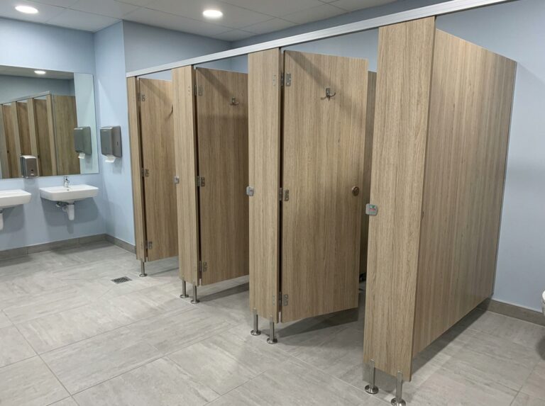 vách ngăn vệ sinh giá rẻ